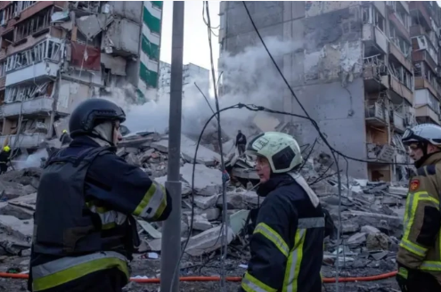 Masu aikin ceto na binciken waɗanda suka ɓace bayan harin Rasha a Kyiv
